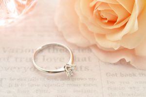 二人の絆の証である婚約指輪の選び方と相場