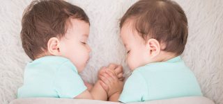 双子の赤ちゃんが生まれた時の出産祝いは？