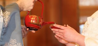 神前結婚式の三三九度とは？　意味・由来・マナーを確認